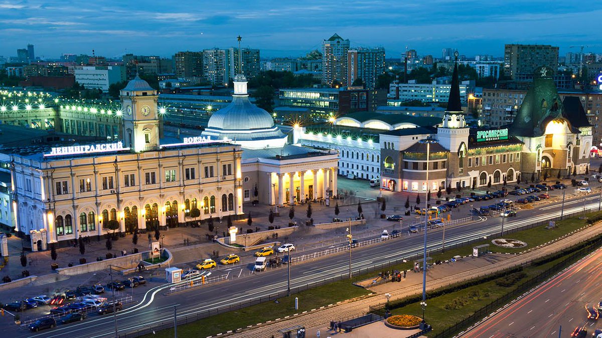 Moscow's Leningradsky Railway Station is one of the three railway stations located on Komsomolskaya Ploschad. #rusmania #Russia #Moscow