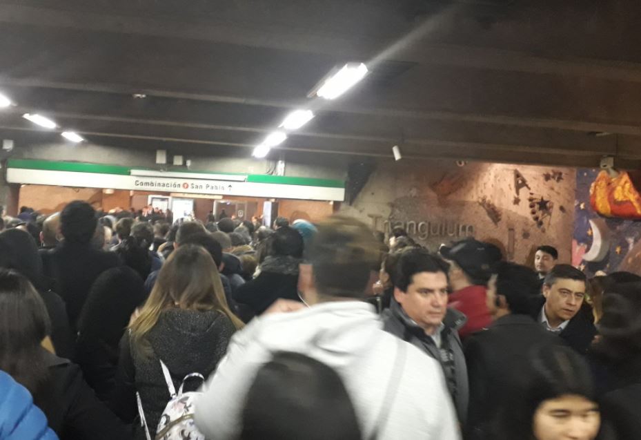 24HorasTVN's tweet photo. ACTUALIZACIÓN | Colapso afecta a varias estaciones de la Línea 1 del metro de Santiago → https://t.co/iFsldYQcV1 https://t.co/H5D0JeJOv1