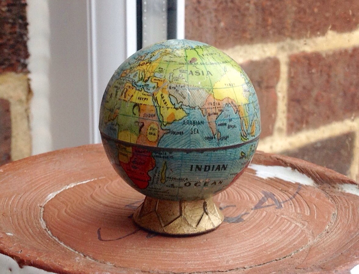 eversleybarn's tweet photo. #vintage #fifties #globe #pencilsharpner £18 #pencils #pencilsharpners #globes #collectables #VintageToys #gifts https://t.co/25YaSK4JmM https://t.co/2oUrBljrYU