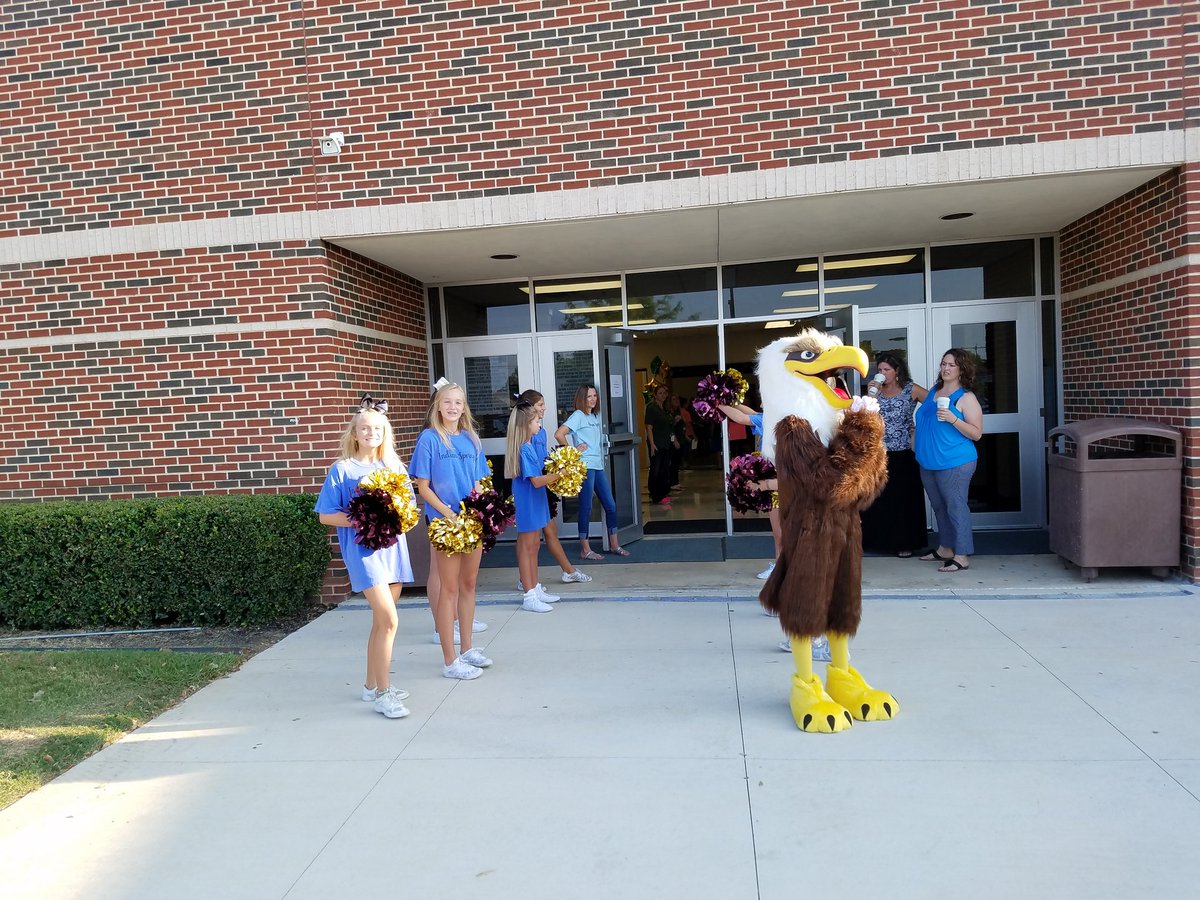 SandyTroudt's tweet photo. 5th grade Eagle Camp! Love the energy! Thank you Cheerleaders! #ISMSFORCE https://t.co/W5OBlDy6CD