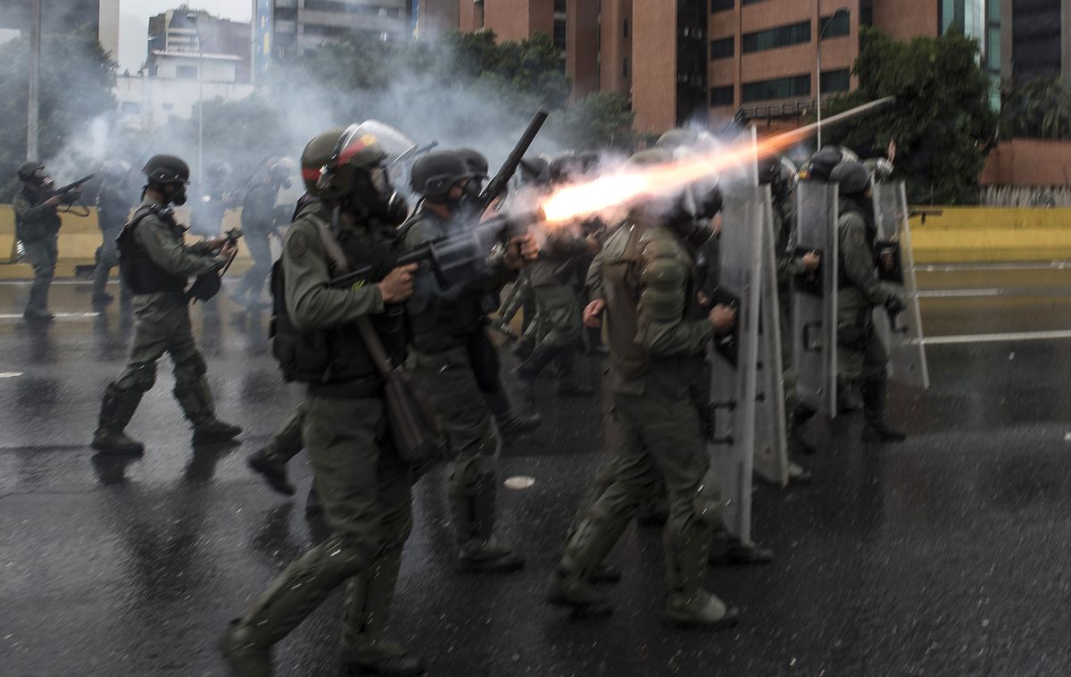 business's tweet image. Why doesn't Venezuela just get it over with and default? bloom.bg/2up9SHs