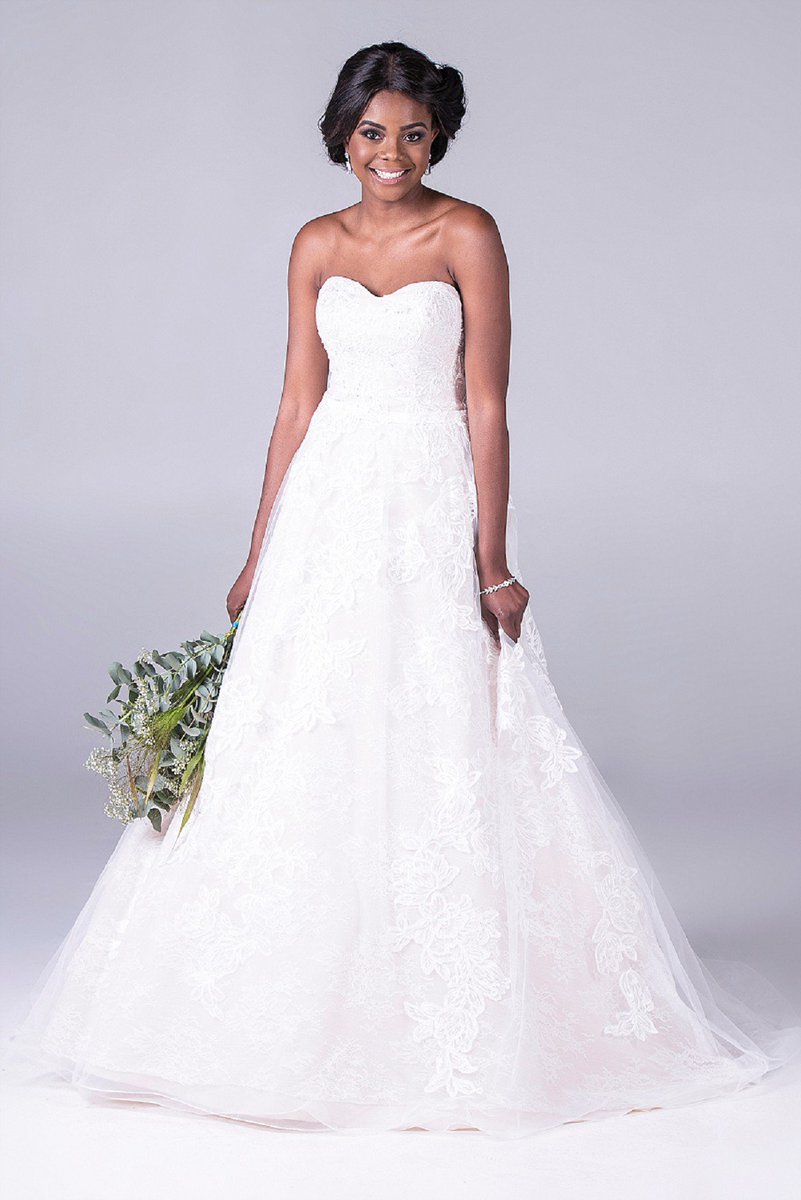 mooitroues's tweet photo. Oleg Cassini sweet heart lace bruidsrok van Bride&co vir slegs R14 800
#Brideandcosa #Olegcassini #brides #romantic #springcollection2017 https://t.co/N8q9Wj8BrL