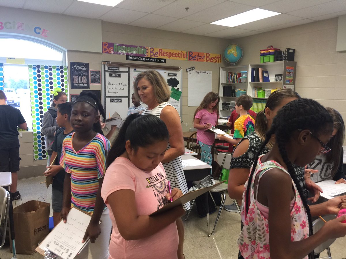 AthensAIS's tweet photo. Find someone who... w/ @MichelleLovSmit #AISProud on 1st day of #BestYearEver #OneAthens https://t.co/2eIWZKCFeL