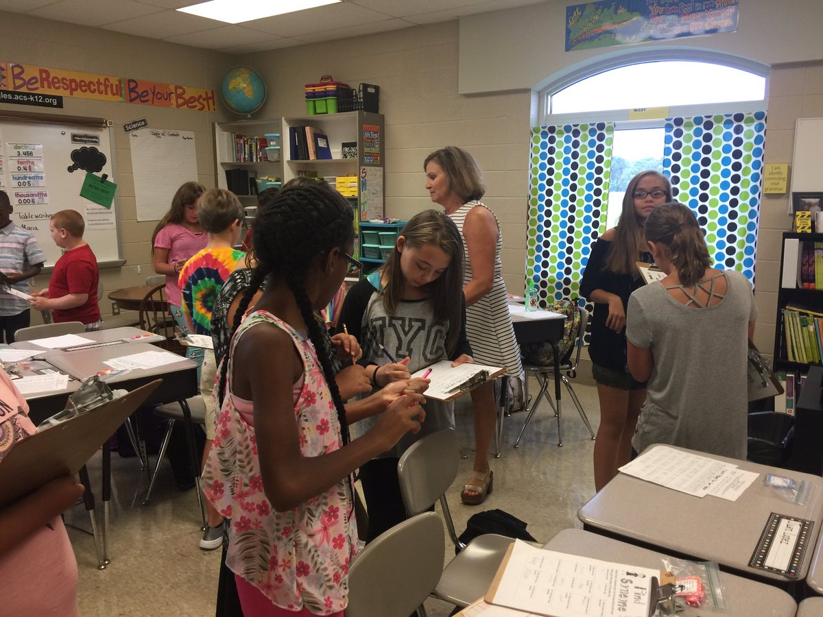 AthensAIS's tweet photo. Find someone who... w/ @MichelleLovSmit #AISProud on 1st day of #BestYearEver #OneAthens https://t.co/2eIWZKCFeL