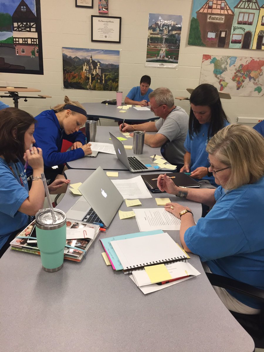 AndyCarpenterEd's tweet image. Teachers from @pizitzmiddle working in @FrauRogers really cool classroom, thanks to generous support of the @VHCSF.