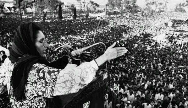  Benazir addresses a mammoth rally in 1986. 