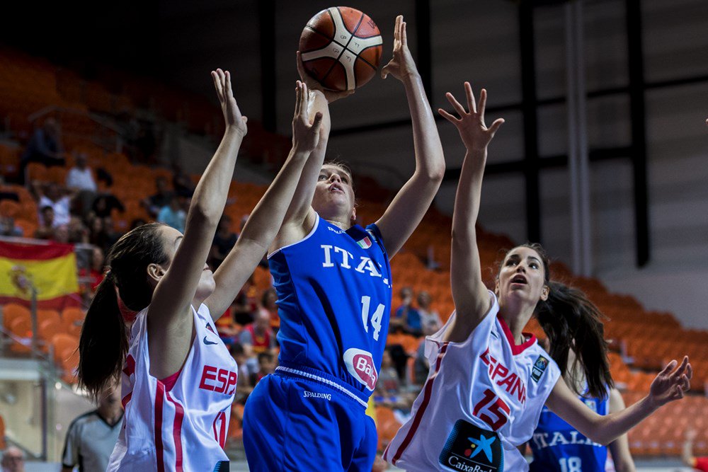 Italbasket's tweet photo. FANTASTICHE! Aiutateci a dire FANTASTICHE. L'Under 16 Femminile supera la Spagna 50-49 (Panzera 19) e vola in semifinale! #azzurredentro https://t.co/WoXWgDByfy