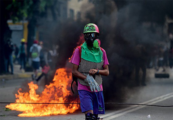 EpocaMundo's tweet image. Venezuela: por dentro da revolução da gasolina  glo.bo/2vF7Ff8