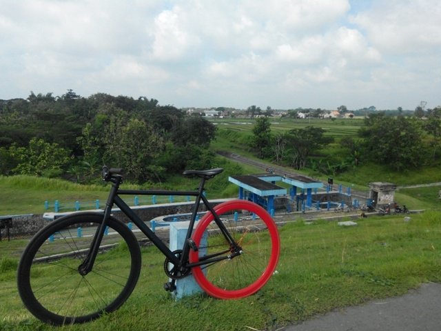 Kalau nggak mau #piknik jauh juah coba kalau pagi/sore ke waduk ceklik. Nikmatin waduk sambil makan wader goreng, yummy 
#genpisoloraya