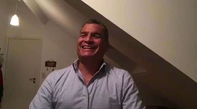 —¡Ya baja a comer Rafael Vicente y deja de estar jugando con tus amigos imaginarios en el ático!
—