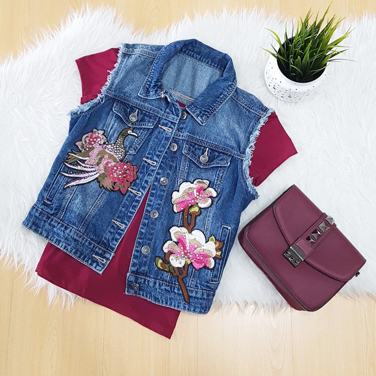 #OOTD 
Denim para hoy miércoles!! acompañado de burdeos.. uno de los colores de nueva temporada 😍😍 @modas_sochic