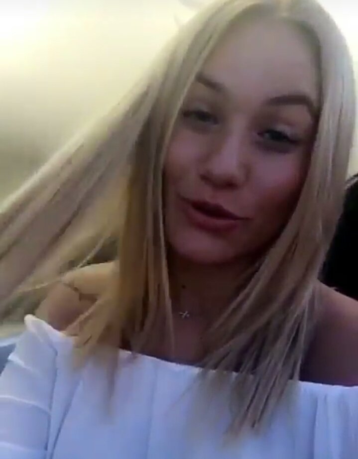 MeganFanSecours's tweet photo. [📸INSTASTORY] 
Voilà le résultat de la nouvelle petite coupe de cheveux de Megan ! Elle ne s'y habitue apparemment pas pour l'instant 😂 https://t.co/FwDydU8AFo