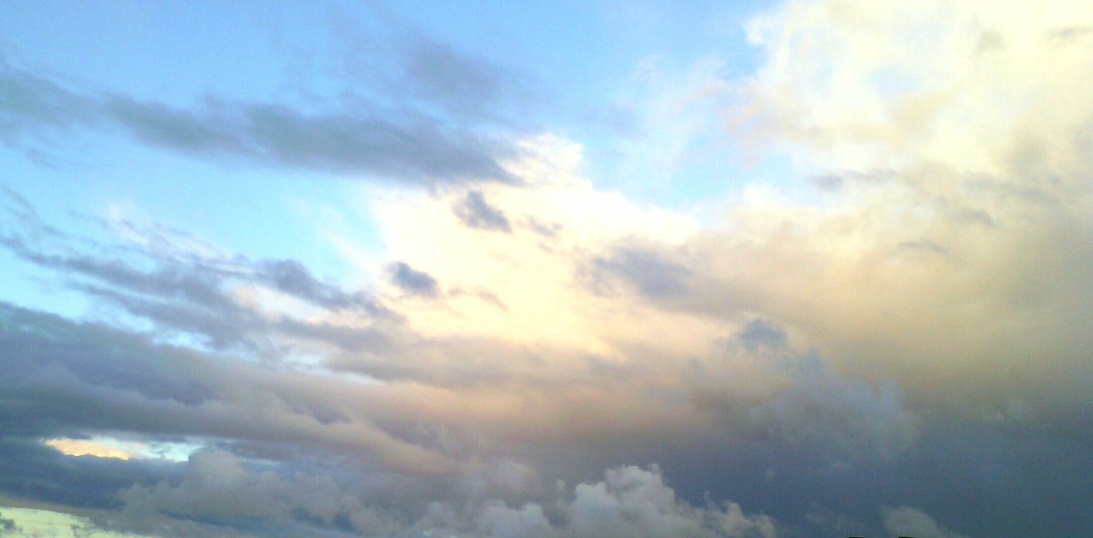 Petite photo que je viens de prendre avec mon téléphone :3 Le ciel est tellement beau le soir 😍