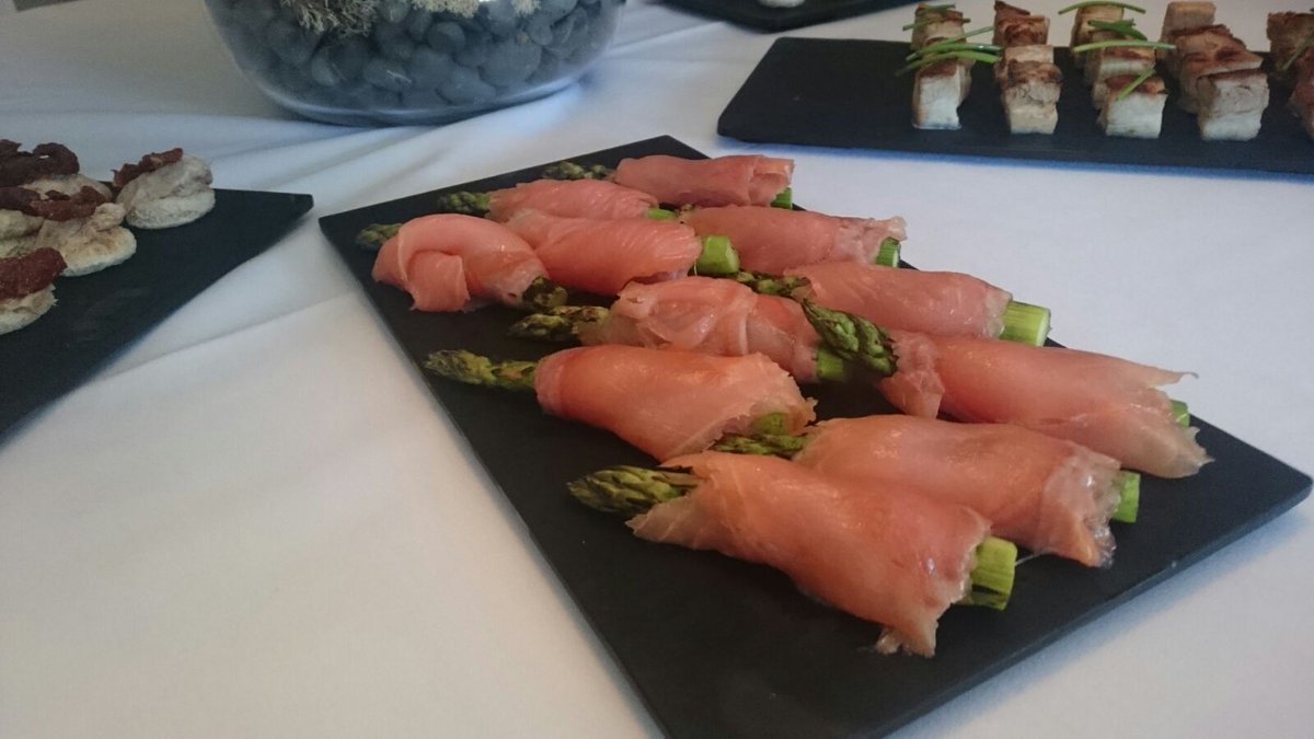 HolidayInnBroms's tweet photo. We all know that a fabulous wedding comes with great food! Have you thought about what's on your menu? #WeddingWednesday #Ido https://t.co/WjXSWs2OpY