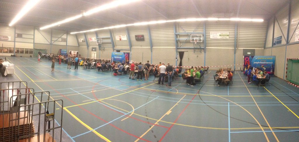 Maar liefst 28 teams van 5 spelers op snelschaaktoernooi <a href="/onjk/">ONJK -Jeugdschaak NL</a> vanavond. Het past alleen met een panoramafoto... spelers, coaches, ouders...
