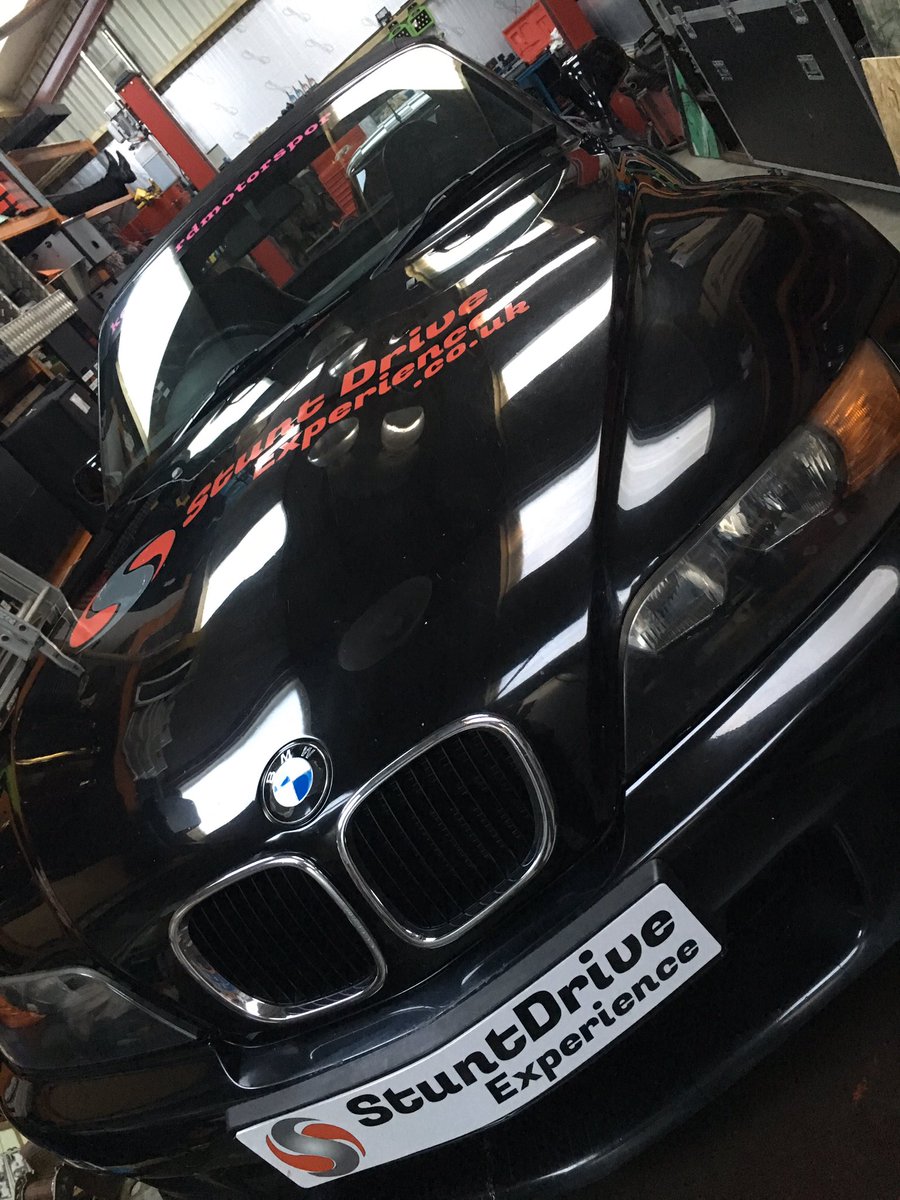 StuntDriveEx's tweet photo. That's 2 out of 4 #cars prepped and cleaned ready for #NewcastleCarShow this weekend! #StuntShow #PrecisionDrivingDisplay #Stunts #MINI #BMW https://t.co/NGwQkS8HLV