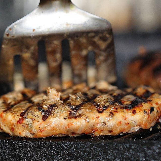 Boxy2018's tweet photo. بكرا الخميس 😉
والاهل والاصدقاء والاحباب بيتجمعون 😍
ماينقصكم الا  BOX GRILL 😉👌
وتكمل الجمعه 🖒🖒
#lunchbox 
#bbq
#عنيزه 
#برجر
#مطاعم
#سناب https://t.co/ztBH3TFhnY