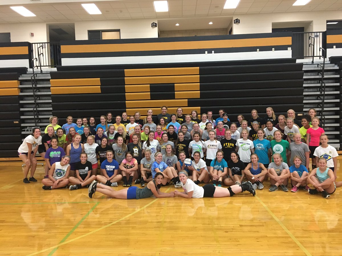 allison204's tweet image. Soccer girls traded their cleats for spandex today! 🏐⚽️ @ByronVB @LadyBearsFutbol @ByronActivities