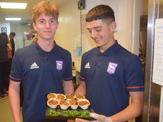 #itfc's academy scholars have been #cookingwithquorn today as Town link up with <a href="/QuornFoods/">Quorn Foods UK</a> as part of their 'life skills' training 👨🏻‍🍳