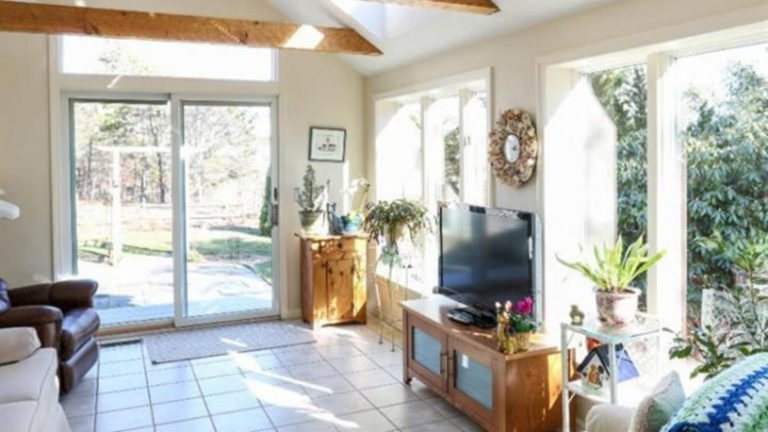 GlobeHomes's tweet image. Our picks: Five Boston-area homes on the market with great sunrooms, enclosed porches trib.al/JYzv4VD