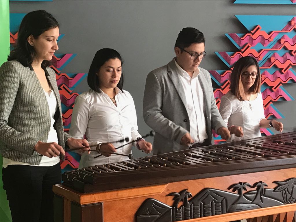 EmisorasUnidas's tweet photo. Jóvenes del Club de Marimba de la UVG promueven este instrumento para que se mantenga vigente en las nuevas generaciones. 

@SandyPineda_EU https://t.co/cCpax6RNXu
