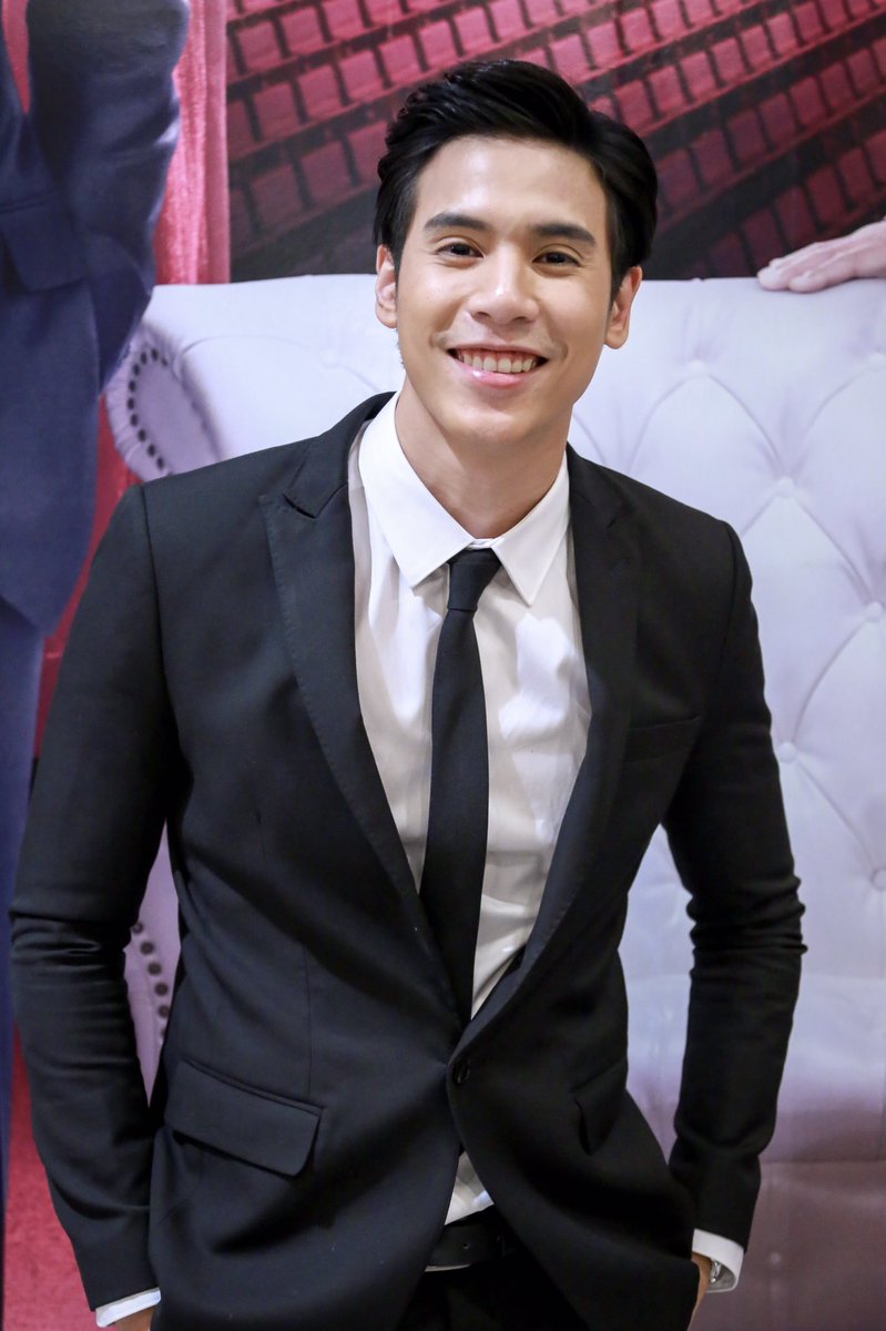 TeddyOrn's tweet photo. คนป่วยผู้น่าสงสาร 😊 เพิ่งออกจากรพ.ได้ไม่กี่วัน ก็ต้องมาใส่สูทออกงานซะแล้ว เด๋วก็หายเนอะ ✌️ #jesjpp https://t.co/vGV7vyBzbh