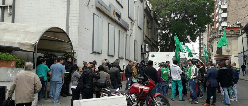 dhfiori's tweet photo. #ahora trabajadores, afiliados y fliares de pacientes abrazan al #PAMI1 x la defensa contra el vaciamiento 📻 al aire los delegados #fm103_3 https://t.co/NdZO9AfL7Y