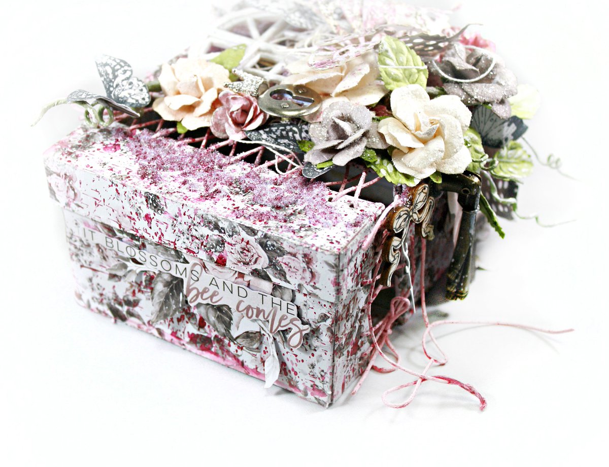 Prima_Marketing's tweet photo. Hello, mixed-media heaven! Miranda let's it all go crazy with her gorgeous #RoseQuartz altered box! How beautiful! https://t.co/a6bwklSHm9