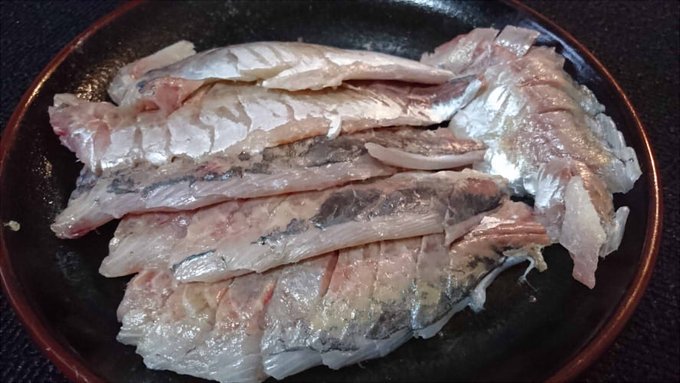 初めてアジをさばいてみました、次は見た目も気にできる余裕がありそうです、イナダで3回ぐらい練習してるんですが皮引きで毎回挫けそうになります、アジは皮引き楽勝ですねー 