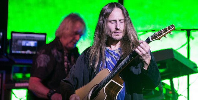 WeAreENTRTNMNT's tweet photo. .@TheMcubed captured @yesofficial last night at the @TowerTheater in Upper Darby, PA #YESTIVAL>> https://t.co/dGOSMspXP1 https://t.co/3LeHYfIL7O