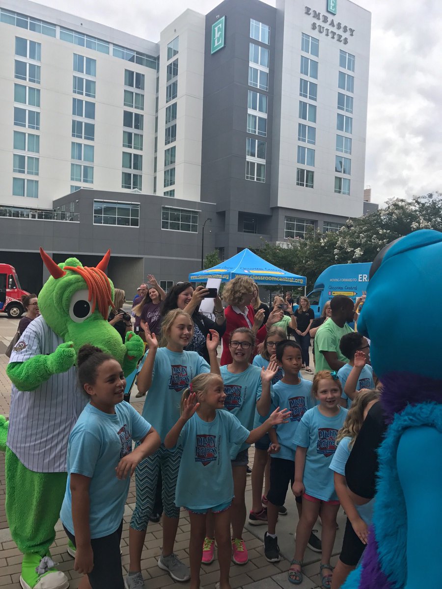 KatherineJArmst's tweet photo. Yes that is charlotte mayor #jenniferroberts dancing with kids at #9schooltools at #classroomcentral kick off! https://t.co/wWbH72ijYn