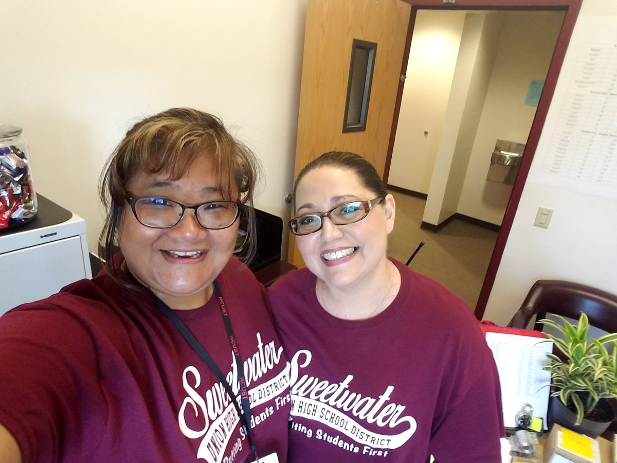 erfinleysd's tweet photo. SOM office staff sports our SUHSD tshirts! Thanks @SweetwaterSuper #creatingpositiveculture https://t.co/HirLlbaIde