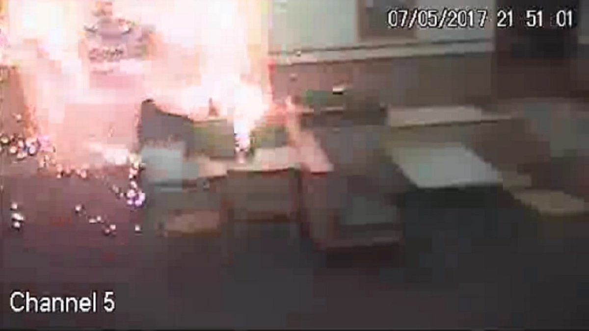 Police looking for men who threw firework inside Deerfield Beach Wendy's, scaring employees bit.ly/2vj67Gr https://t.co/m6w4Ei64Hn