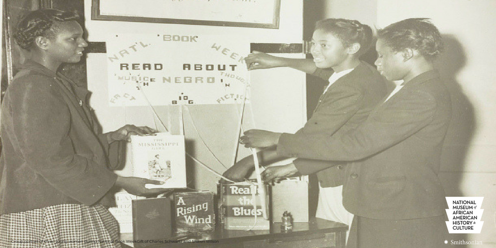 This photo captures their love of books during National Book Week. See our publications for yours: s.si.edu/2l6vW4T #BookLoversDay