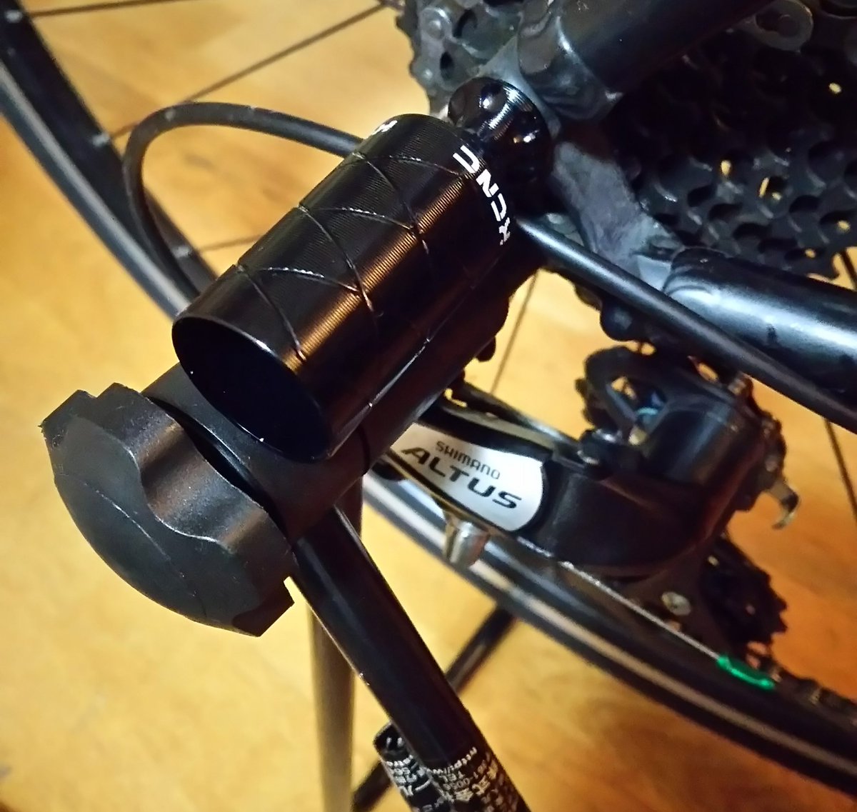 G 8 6 0 V Tvittere ダボ穴にライトアダプターを付けてディレイラーガード 代わりに クイックリリースのネジ側に付けていないのでディスプレイスタンドも使えてます 多分この位置でもディレイラーを守ってくれるはず プレスポ クロスバイク G 8 6 0 V Tvittere ダボ穴にライトアダプターを付けてディレイラーガード 代わりに クイックリリースのネジ側に付けていないのでディスプレイスタンドも使えてます 多分この位置でもディレイラーを守ってくれるはず プレスポ クロスバイク