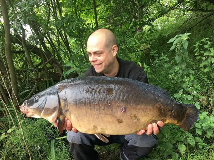AdvAngSol's tweet photo. Phil Holmes with 2 of the best from a 17 fish haul he used our Density #braid Curve #hooks & #leadclips on this very successful session https://t.co/PgRTaeX4Ia