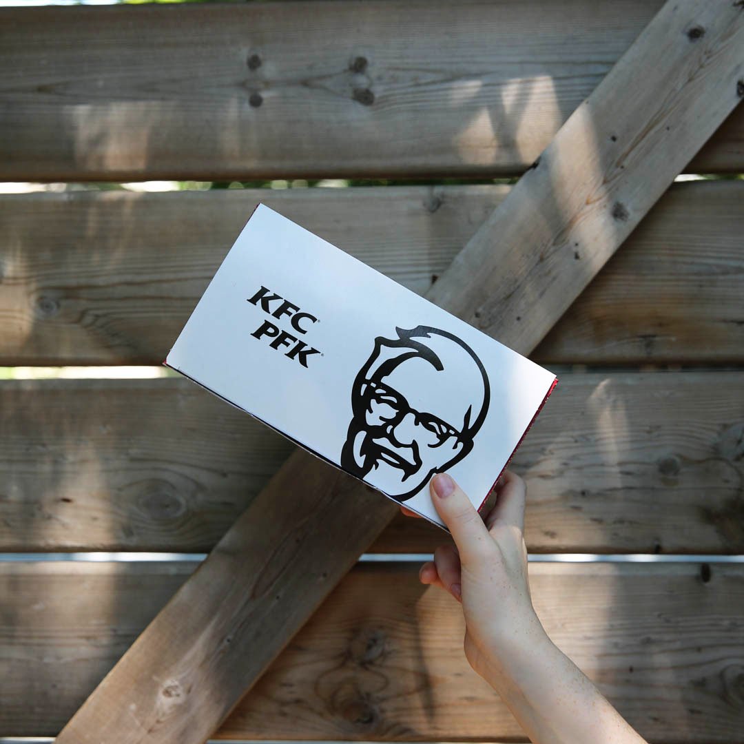 kfc_canada's tweet image. This box comes with the good stuff. #FillUpFor5