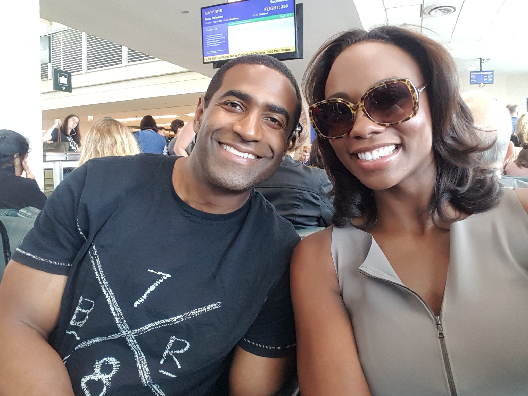 Courtney Gousman on Twitter: "Look who's on the plane with me! My old  @cbschicago coworker &amp; friend @Derrickcyoung! @NABJ #2017  #neworleansbound https://t.co/SLrPmMq6sH" / Twitter