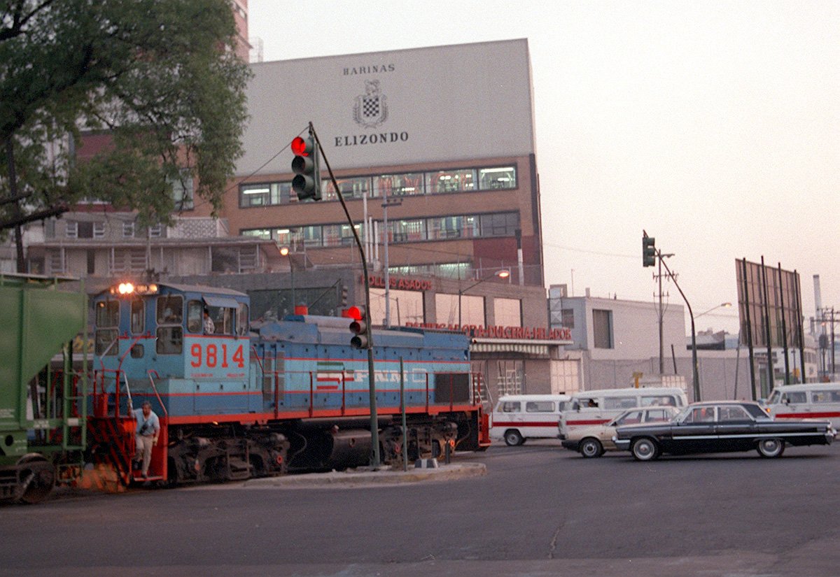 cdmexeneltiempo's tweet photo. El cruce de Ejército Nacional y Ferrocarril de Cuernavaca en 1998: https://t.co/LrPvCcgsqN https://t.co/vFaiefK5c6