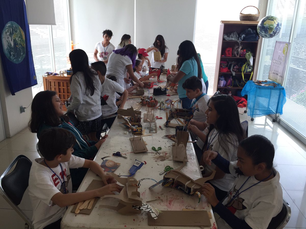 ZA_Tlatelolco's tweet photo. Blanca, Arlem y Diana de @Raiz_Cristal nos enseñaron a reutilizar #cartón para hacer un #itzcuintli. #Ecología #Reutilizar #CuidadoAmbiental https://t.co/SNX8QOy9kv