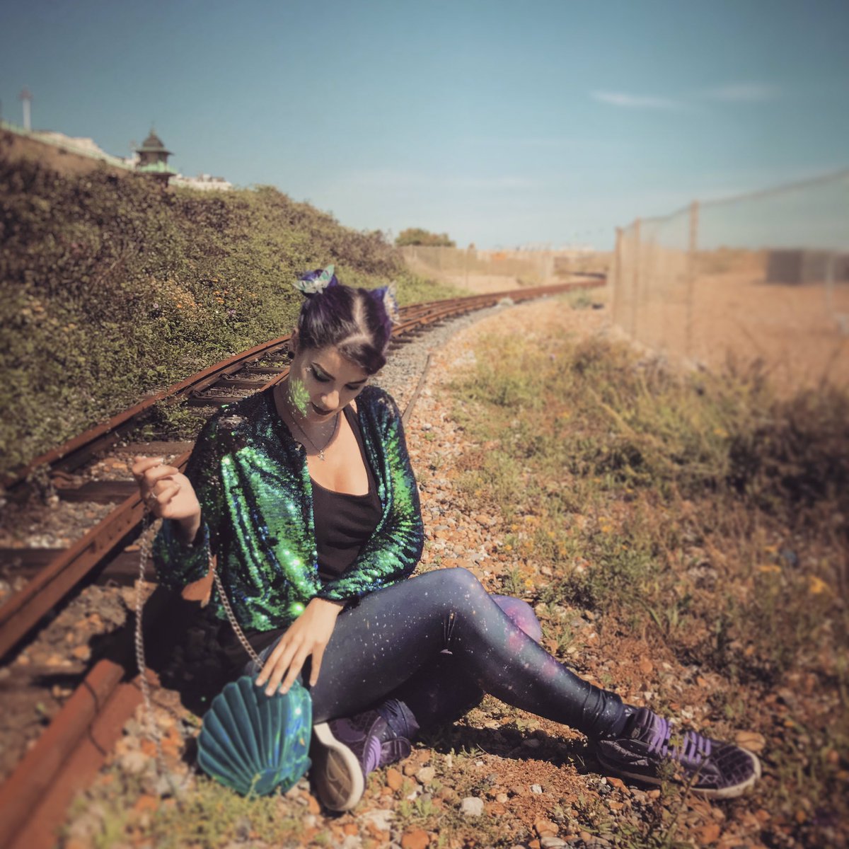 JaszVegas's tweet photo. ✨Sparkle✨

Mermaid jacket: @TheCoutureWay 
Shell bag: @SkinnydipLondon 

#couturecostumes #sequins #sequinjacket #festivalfashion #shellbag https://t.co/1jaBGTL1zQ