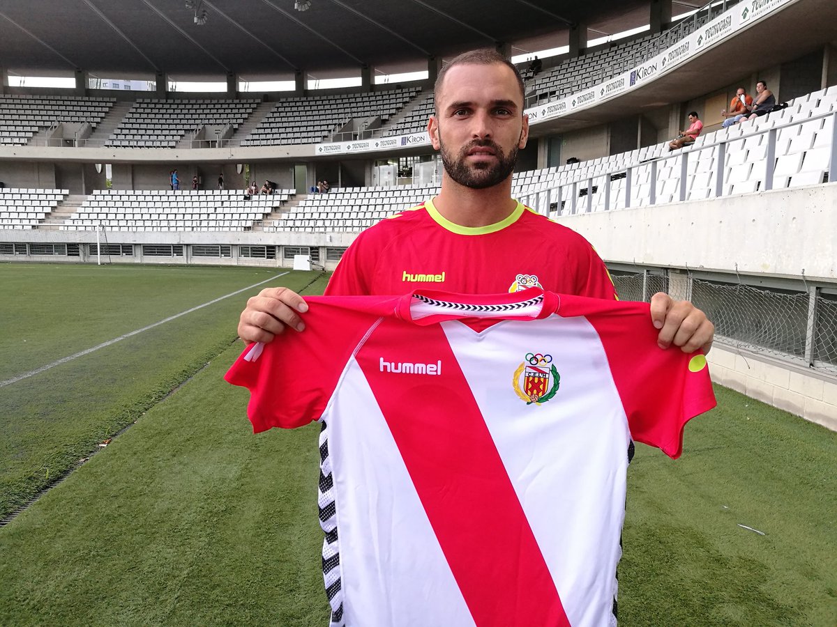 🔴 [Fitxatge] Pedro Manzi, <a href="/PeterManzi19/">Pedro Manzi Cruz</a>, ja vesteix la samarreta de l'Hospi. #3div5