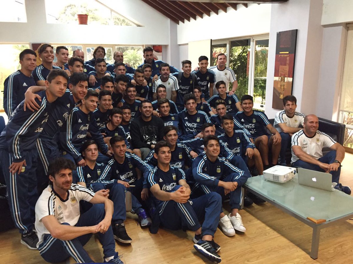 Juan Román #Riquelme 🔟 💙💛   les dio una charla en Ezeiza a los pibes del #Sub15 y #Sub17 invitado por Diego #Placente y Pablo #Aimar