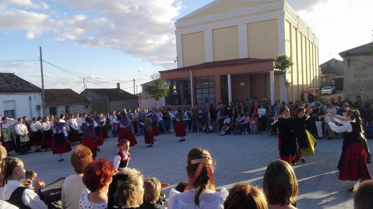 El grupo de jotas de CASTROMONTE bailando en la semana cultural de PEÑAFLOR DE HORNIJA. 
Junto a los grupos de Peñaflor y Torrelobatón.