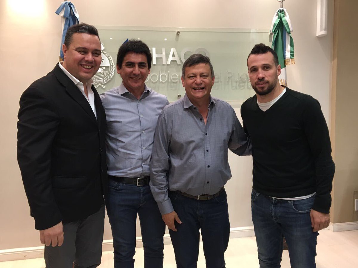 Junto al Gobernador de Chaco @domingopeppo, el Ministro de Desarrollo Social @robertoacosta77 y elDT campeón de Futsal @GiustozziDiego @afa