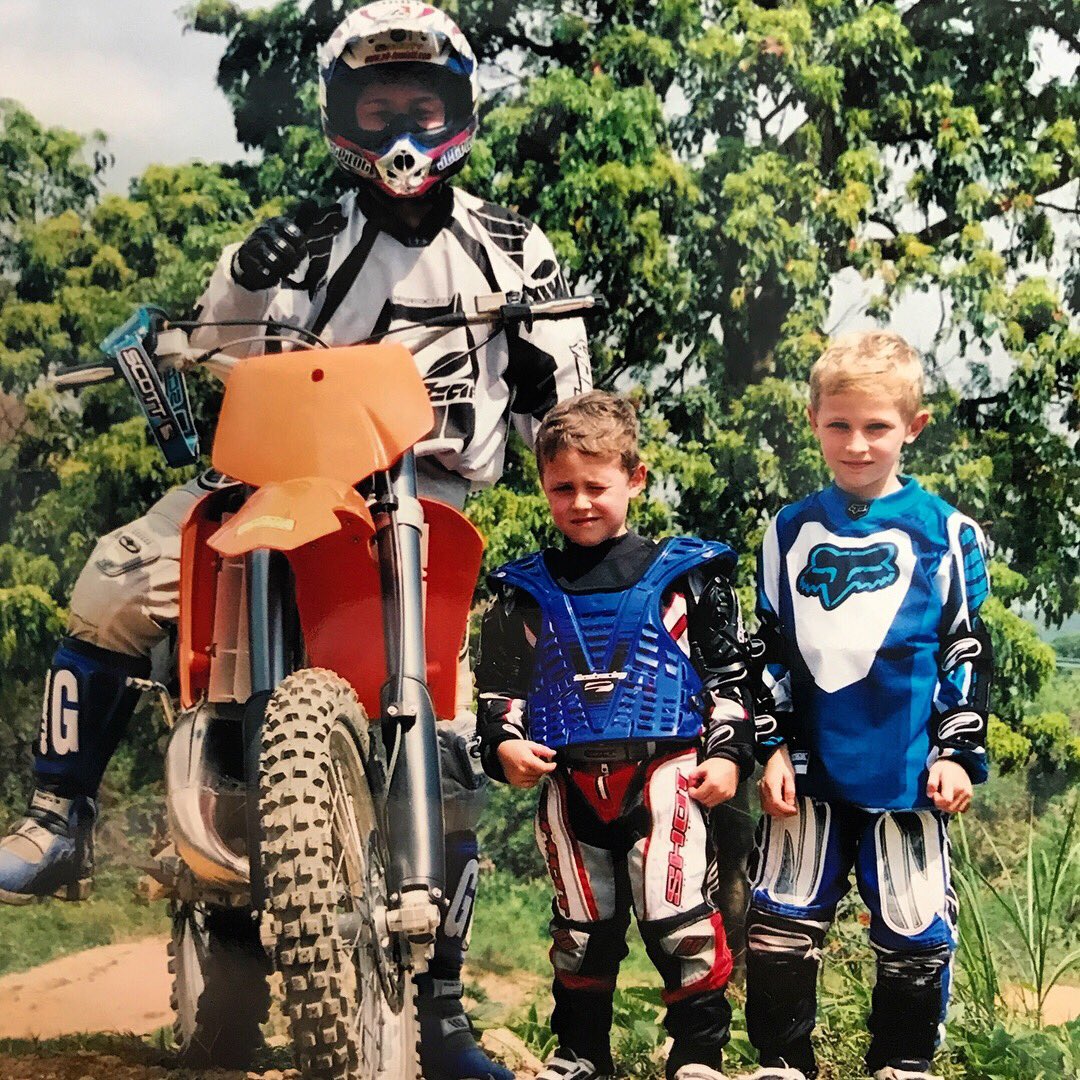 JulesDanilo_95's tweet photo. Throwing it back to 2001 - Hong Kong ππ° The beginnings π€πΌ #twiddledee #twiddledum #bro #TBT https://t.co/vtFrvSUqLp