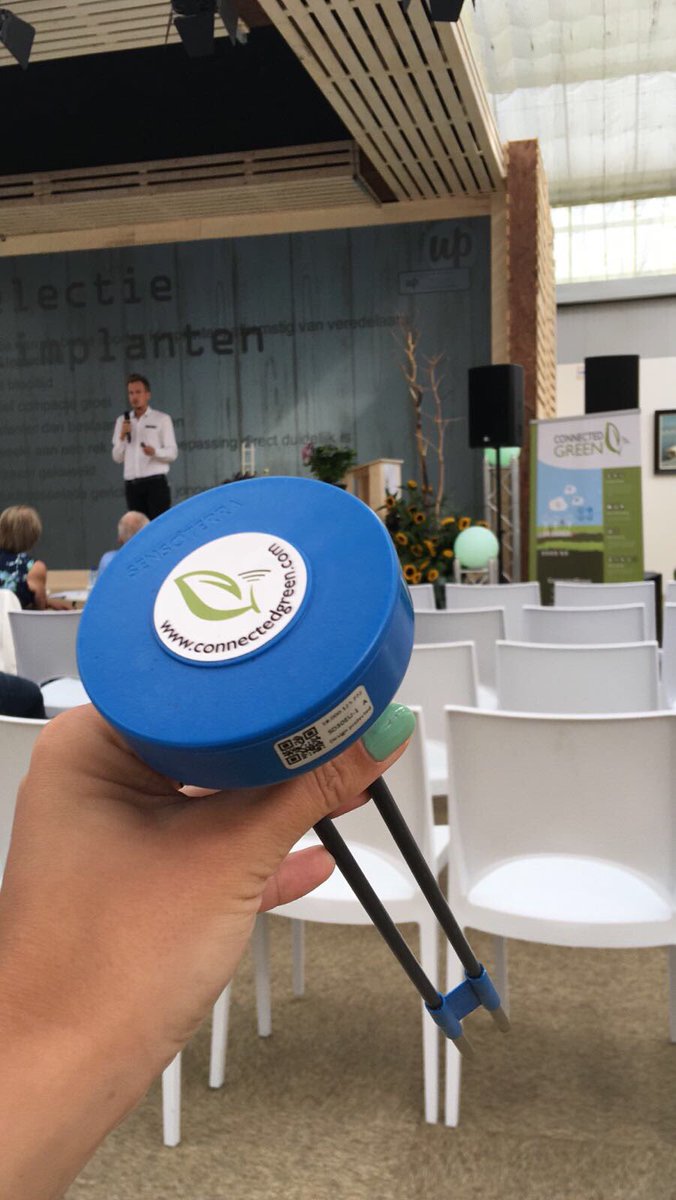 Klaar voor onze pitch voor het 'Beste Idee <a href="/Plantariumbeurs/">Plantarium Digital Expo</a>'! Even een sensor uit onze stand gehaald om te showen #weletitgrow