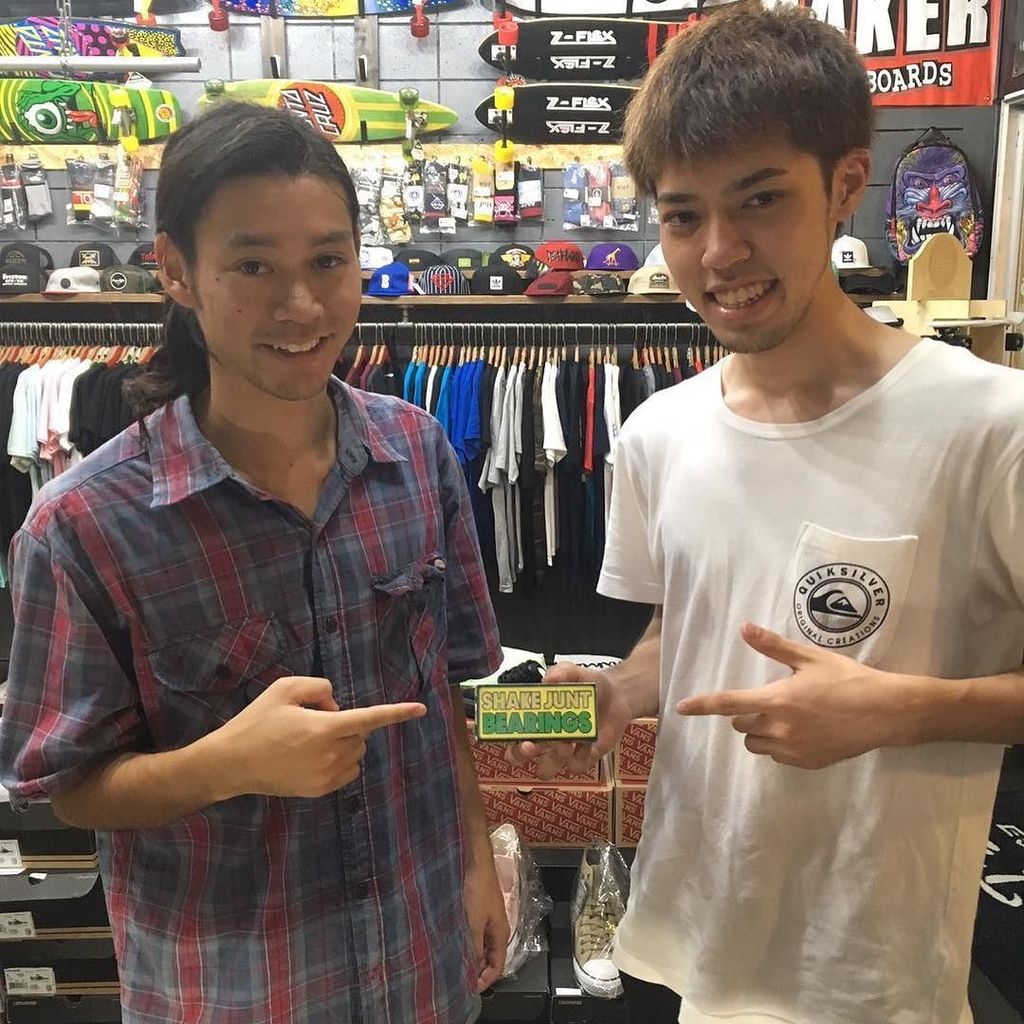 sk8sunabe's tweet photo. SHAKE JUNT
BEARINGS
ありがと~ございます😎
本日も21時までよろしくお願いします☀️ #okinawa
#depotisland
#美浜
#skateboardshopsunabe
#skatesho… https://t.co/vzfhcMP6C0 https://t.co/kFPJjBR83Z
