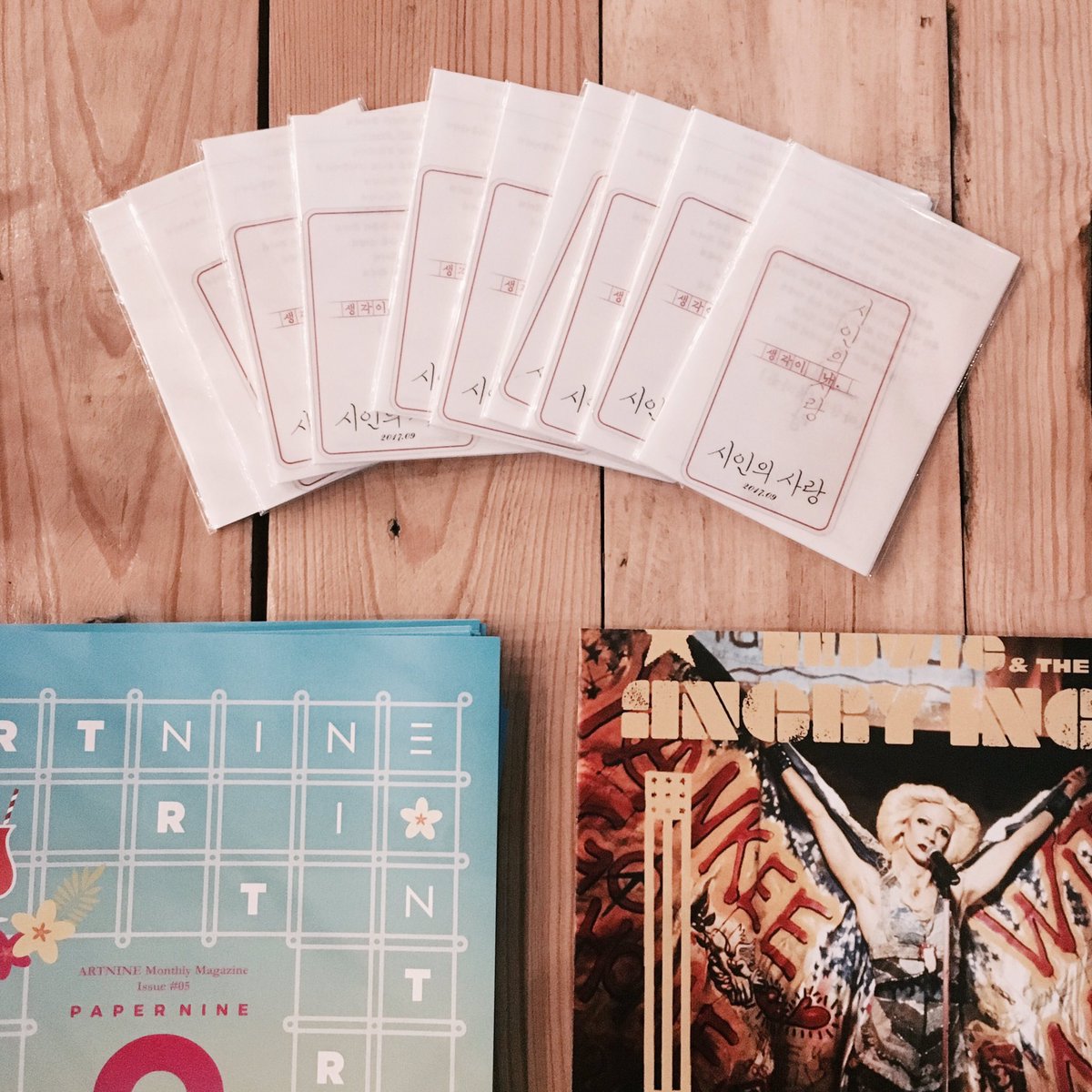 인생의 어느 순간, 예상치 못한 사랑을 맞닥뜨린 시인, 그의 아내 그리고 한 소년의 이야기. 김양희 감독, 양익준, 전혜진, 정가람 주연의 영화...