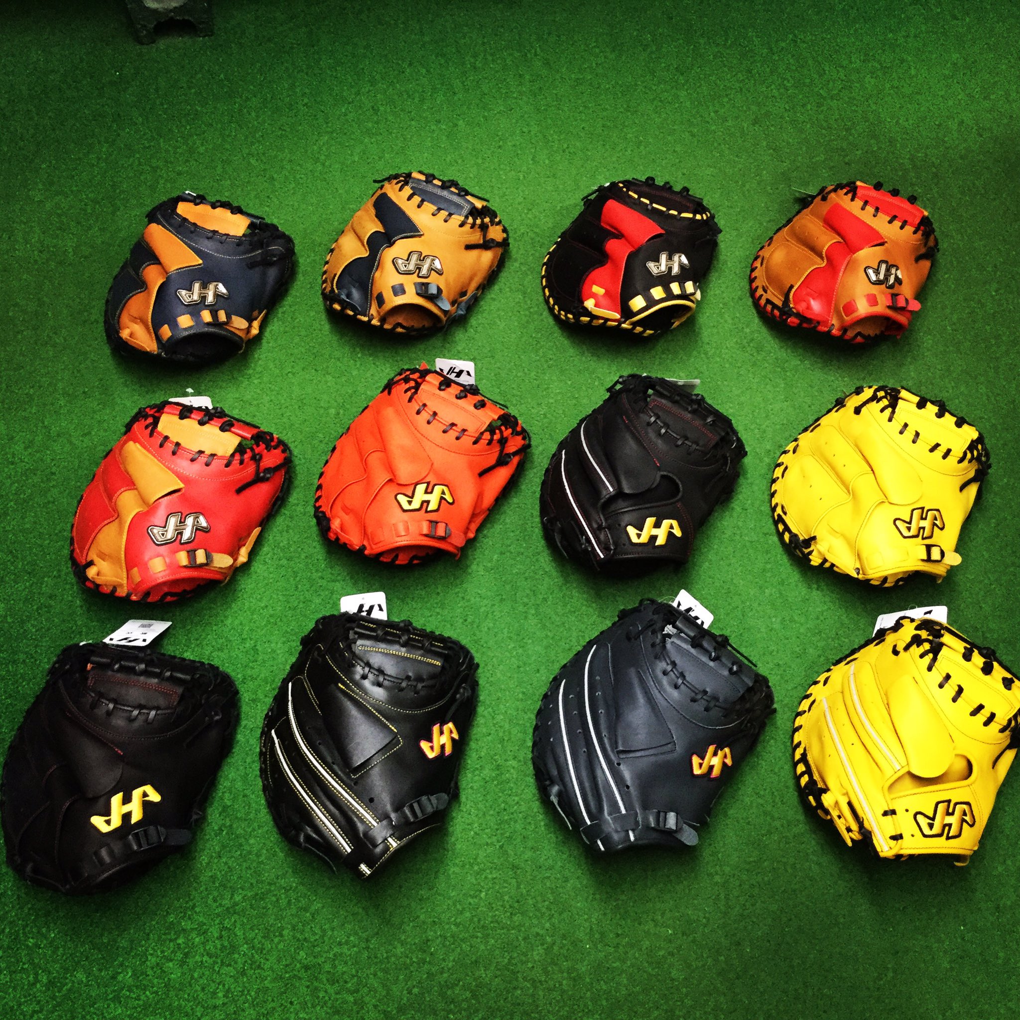 ヤザワスポーツ ハタケヤマ軟式キャッチャーミット プロ野球選手も多く愛用するハタケヤマのミット デザインもカッコよくいい音を鳴らしたい方にオススメ お求めの際は是非 ヤザワスポーツ 野球工房 ハタケヤマ ハタケヤマキャッチャー